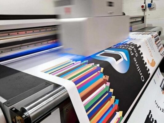 In proof, hay còn gọi là "proof print," là quá trình in thử một bản demo